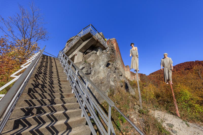 https://mdw-travel-data-us-east-1.s3.amazonaws.com/img/country/Romania/Fortress-Poenari/img_03.jpg