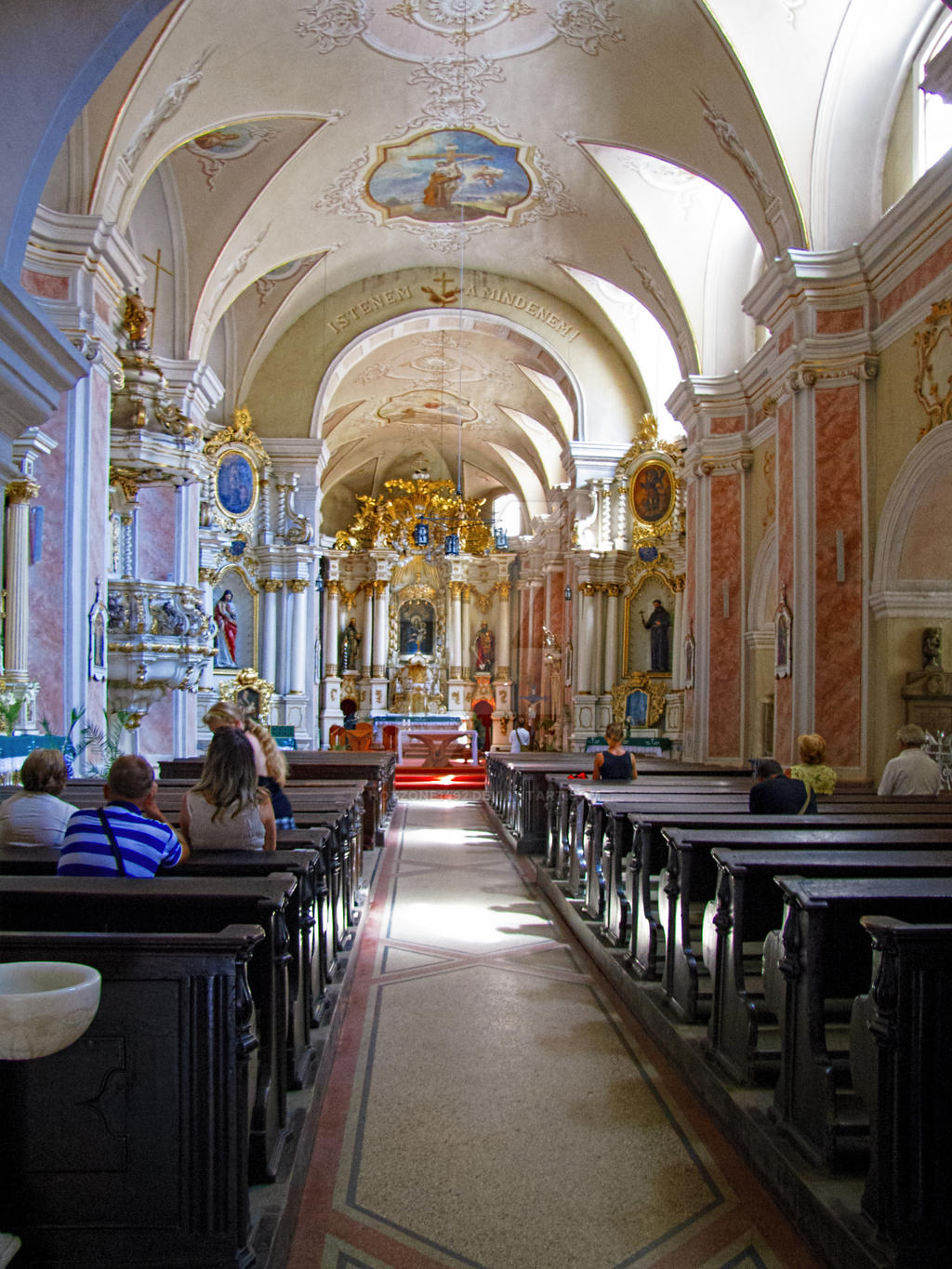 https://mdw-travel-data-us-east-1.s3.amazonaws.com/img/country/Romania/Franciscan-Church/img_02.jpg