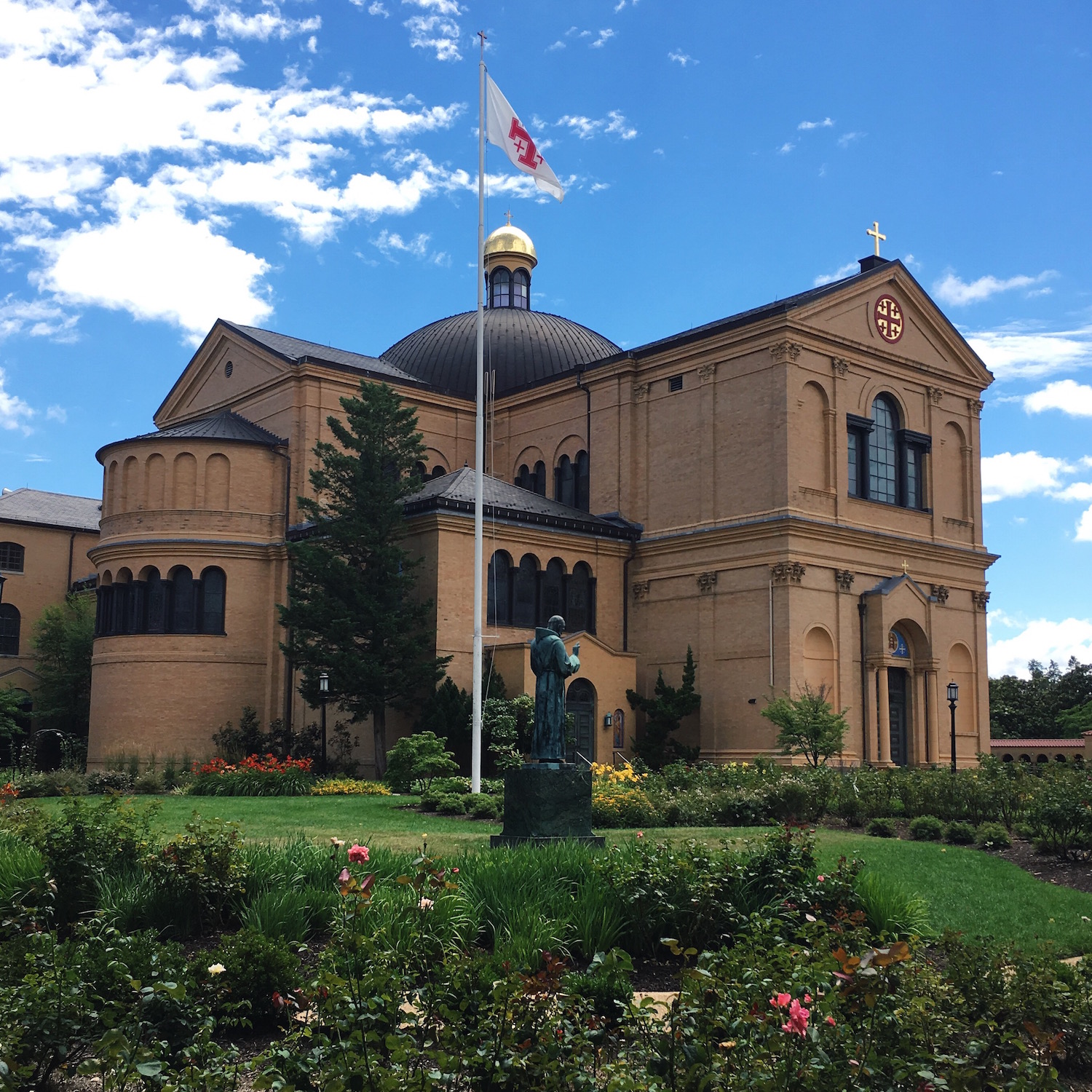 https://mdw-travel-data-us-east-1.s3.amazonaws.com/img/country/Romania/Franciscan-Church/img_03.jpg