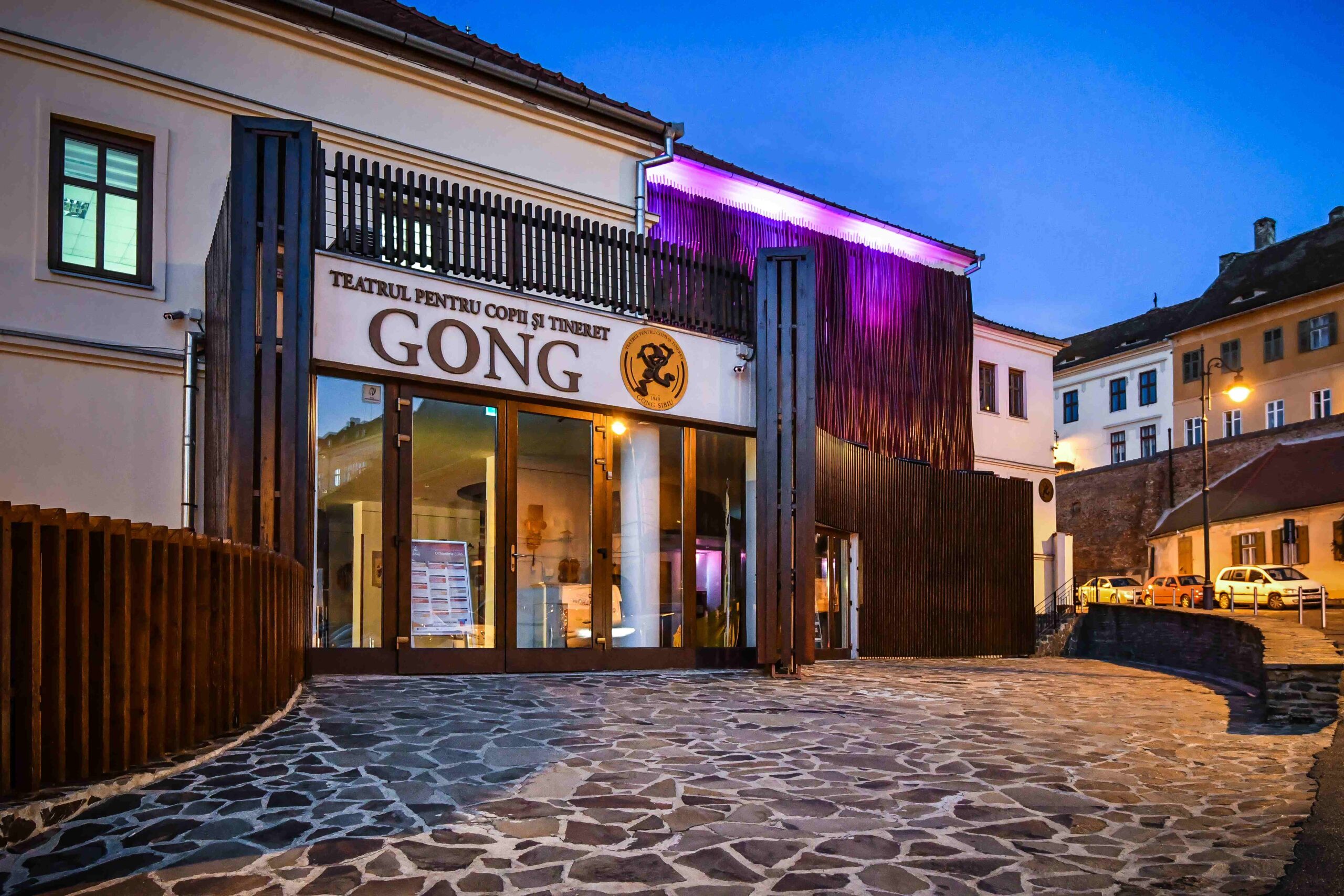 https://mdw-travel-data-us-east-1.s3.amazonaws.com/img/country/Romania/Gong-Theatre/img_03.jpg