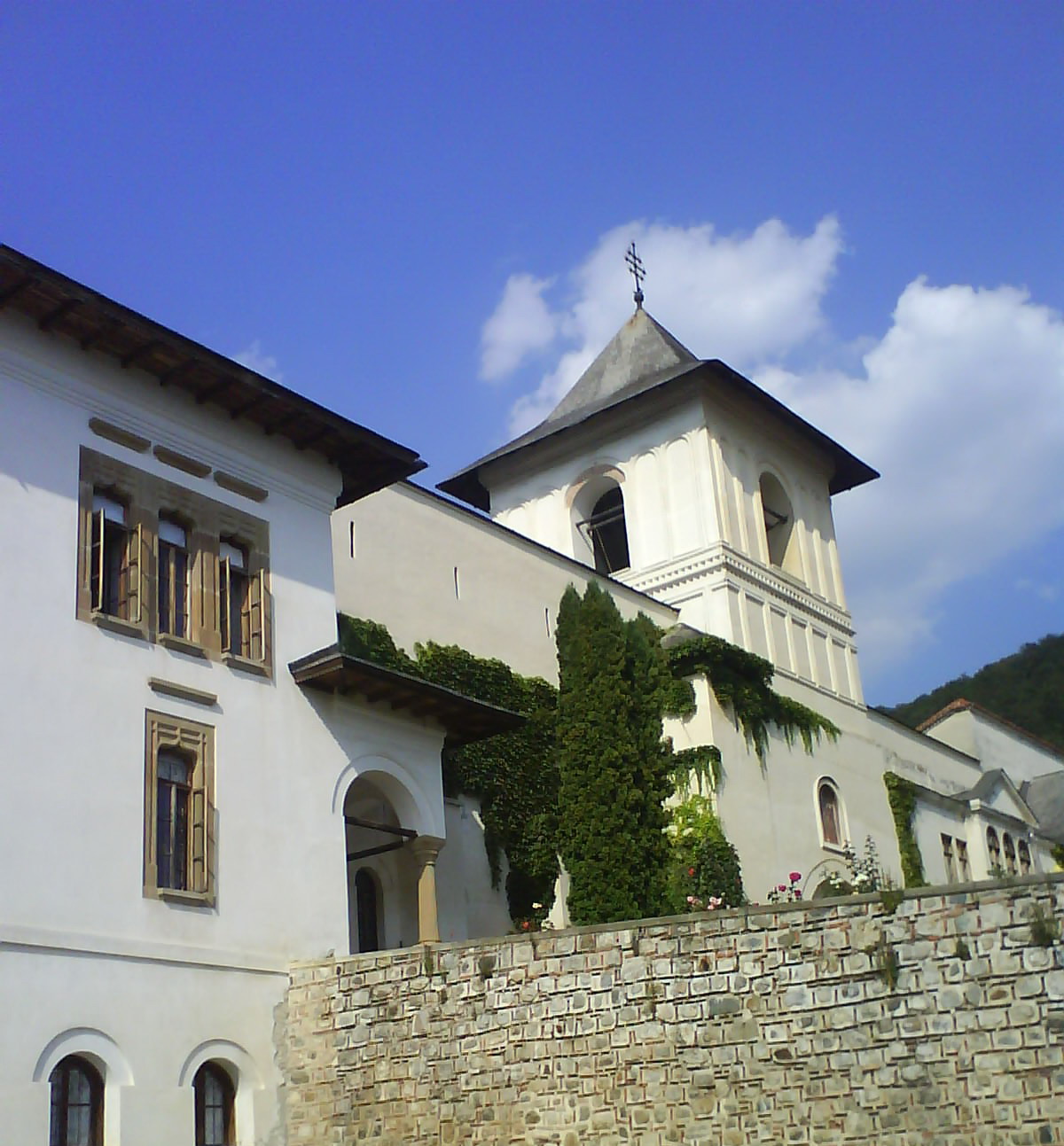 https://mdw-travel-data-us-east-1.s3.amazonaws.com/img/country/Romania/Horezu-Monastery/img_02.jpg
