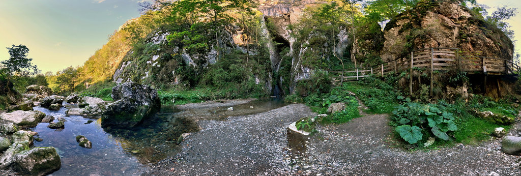https://mdw-travel-data-us-east-1.s3.amazonaws.com/img/country/Romania/Huda-lui-Papara-Cave/img_01.jpg