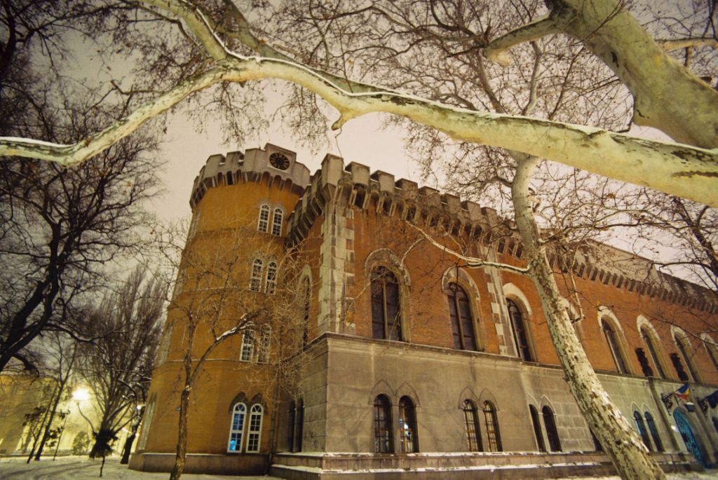 https://mdw-travel-data-us-east-1.s3.amazonaws.com/img/country/Romania/Huniade-Castle/img_00.jpg