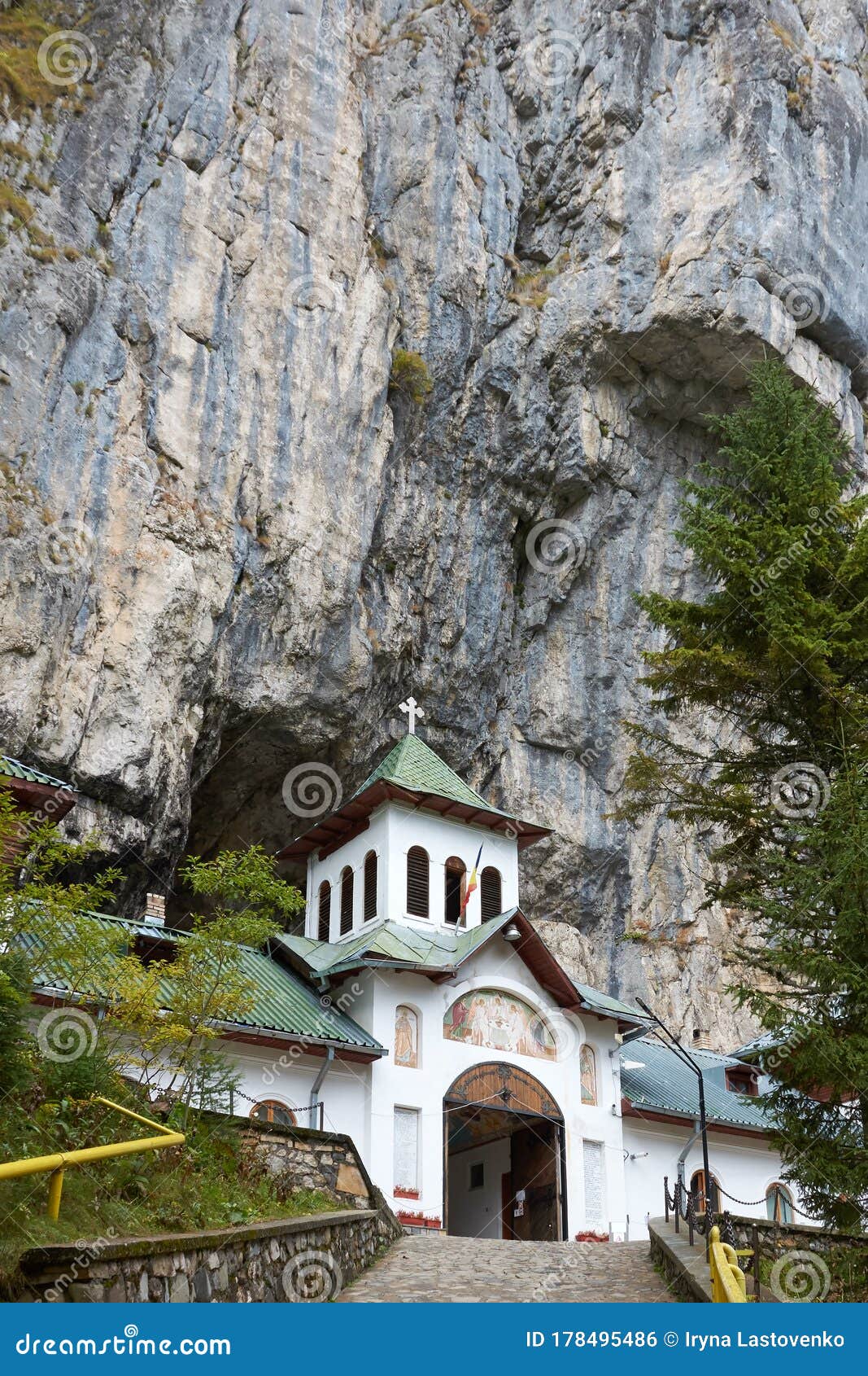 https://mdw-travel-data-us-east-1.s3.amazonaws.com/img/country/Romania/Ialomita-Cave/img_00.jpg