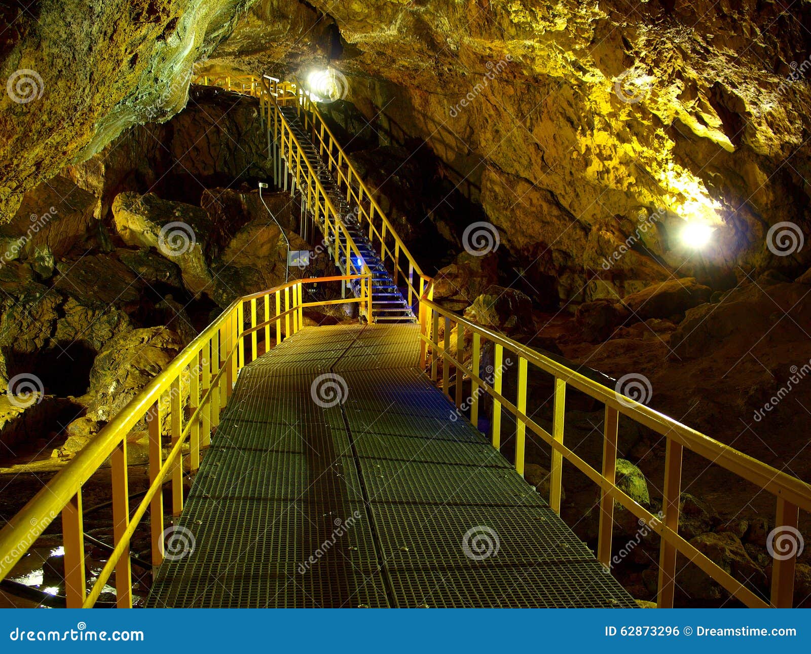 https://mdw-travel-data-us-east-1.s3.amazonaws.com/img/country/Romania/Ialomita-Cave/img_02.jpg