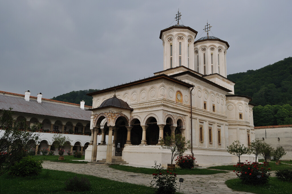 https://mdw-travel-data-us-east-1.s3.amazonaws.com/img/country/Romania/Ignis-Monastery/img_03.jpg