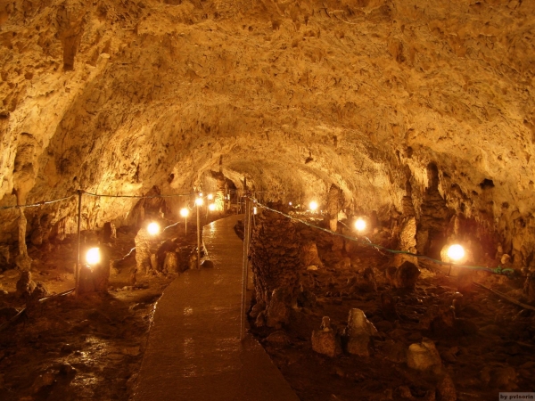 https://mdw-travel-data-us-east-1.s3.amazonaws.com/img/country/Romania/Imperial-Cave/img_02.jpg