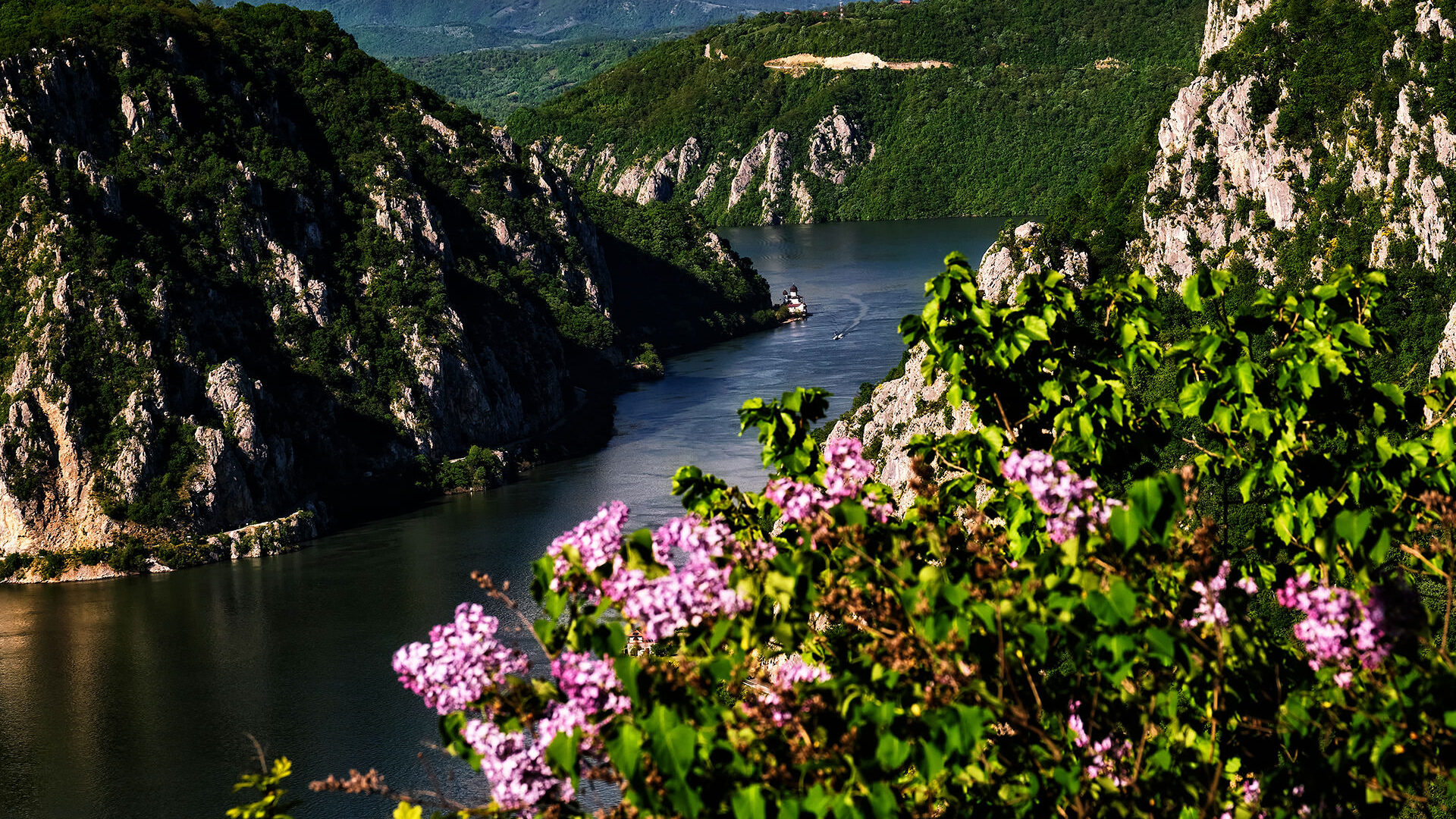 https://mdw-travel-data-us-east-1.s3.amazonaws.com/img/country/Romania/Iron-Gates-Natural-Park/img_03.jpg