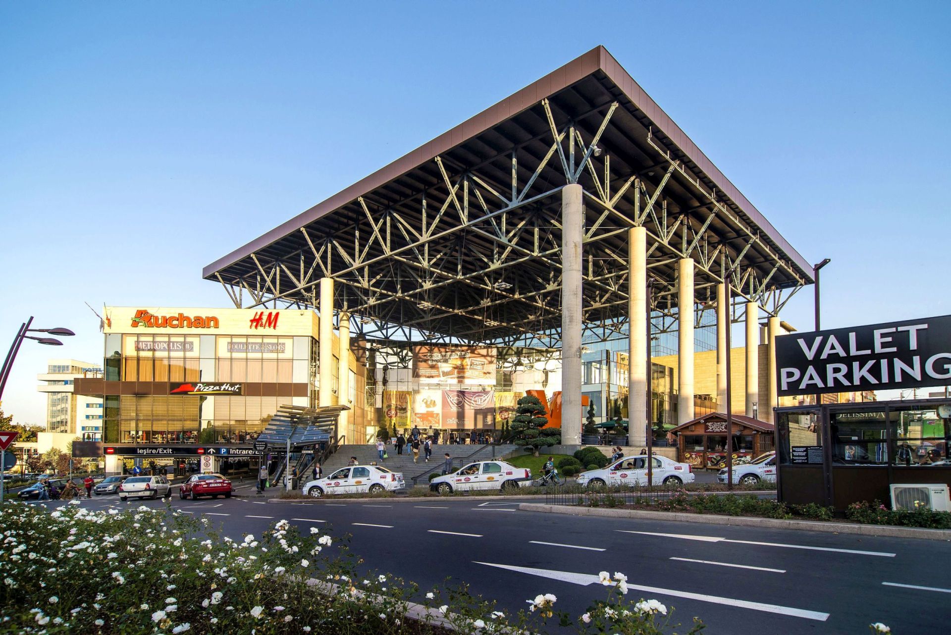 https://mdw-travel-data-us-east-1.s3.amazonaws.com/img/country/Romania/Iulius-Mall/img_01.jpg