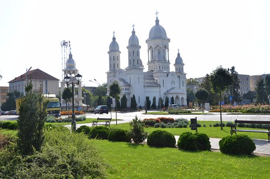 https://mdw-travel-data-us-east-1.s3.amazonaws.com/img/country/Romania/Karolyi-Castle/img_00.jpg