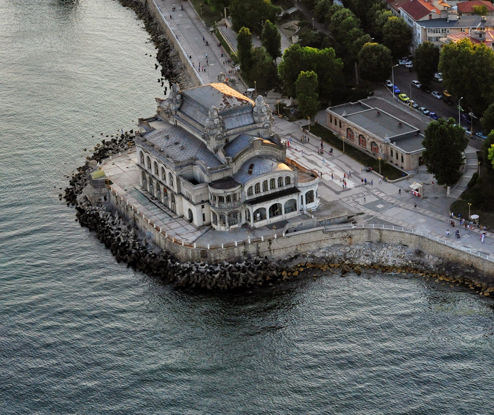 https://mdw-travel-data-us-east-1.s3.amazonaws.com/img/country/Romania/Mamaia-Casino/img_00.jpg