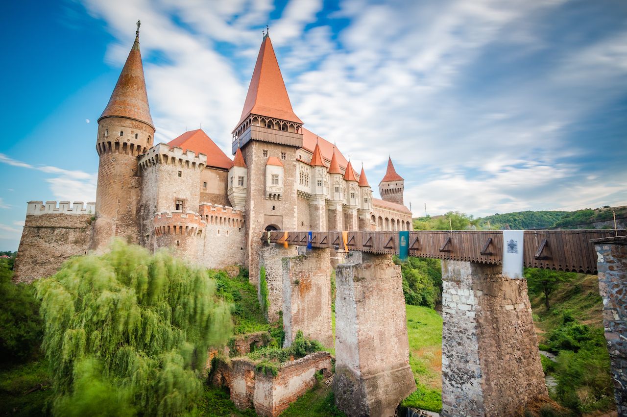 https://mdw-travel-data-us-east-1.s3.amazonaws.com/img/country/Romania/Medieval-Fortress/img_00.jpg