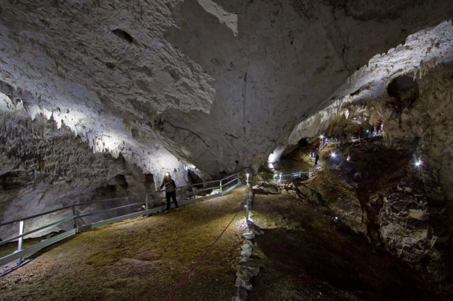 https://mdw-travel-data-us-east-1.s3.amazonaws.com/img/country/Romania/Meziad-Cave/img_01.jpg