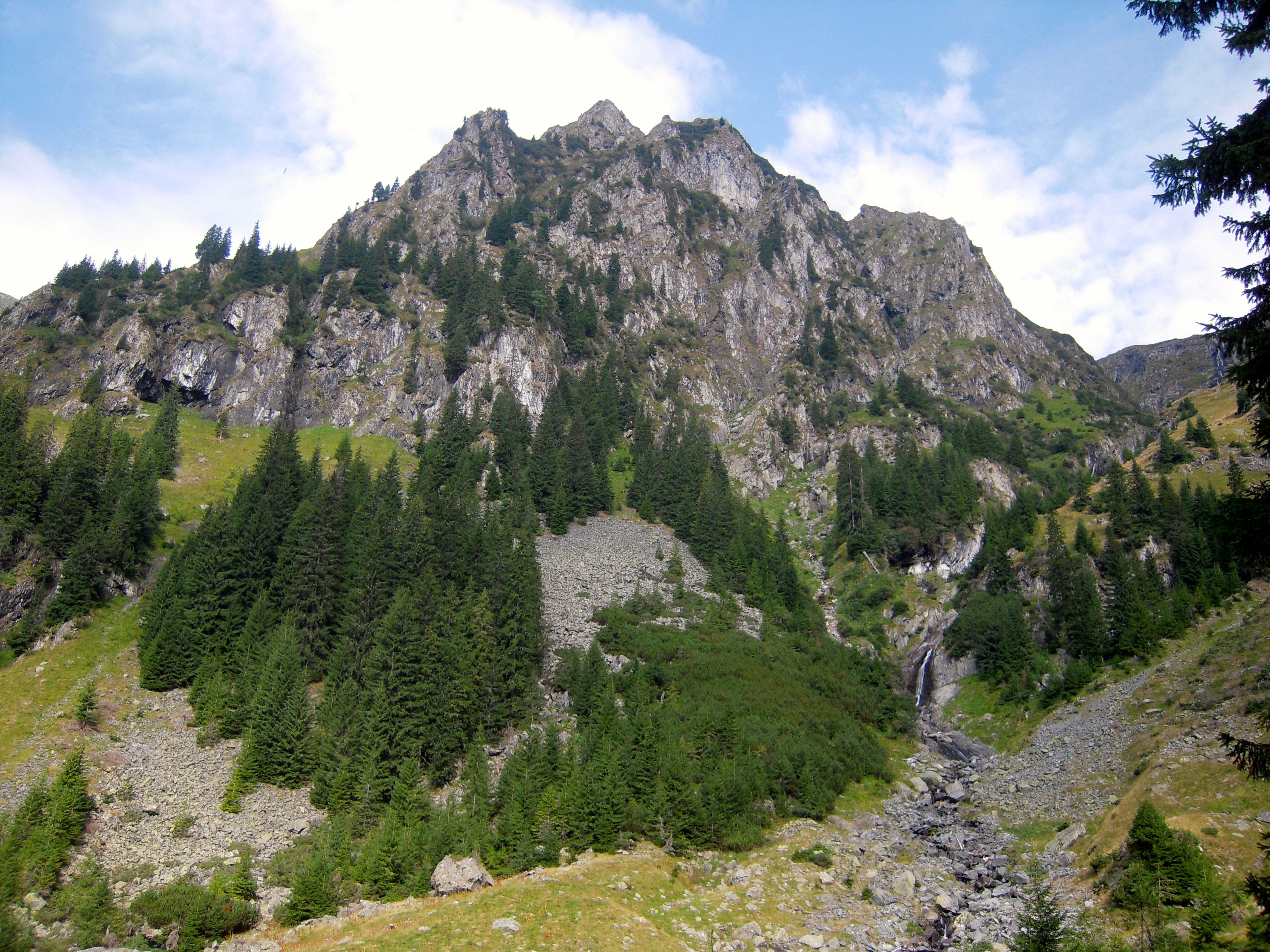 https://mdw-travel-data-us-east-1.s3.amazonaws.com/img/country/Romania/Moldoveanu-Peak/img_01.jpg