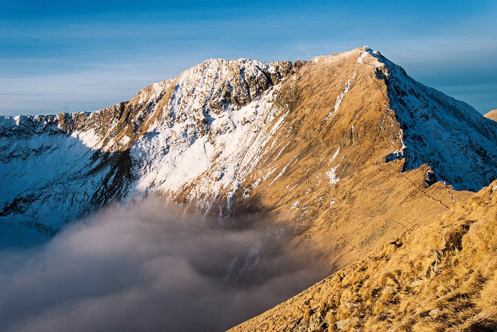 https://mdw-travel-data-us-east-1.s3.amazonaws.com/img/country/Romania/Moldoveanu-Peak/img_02.jpg