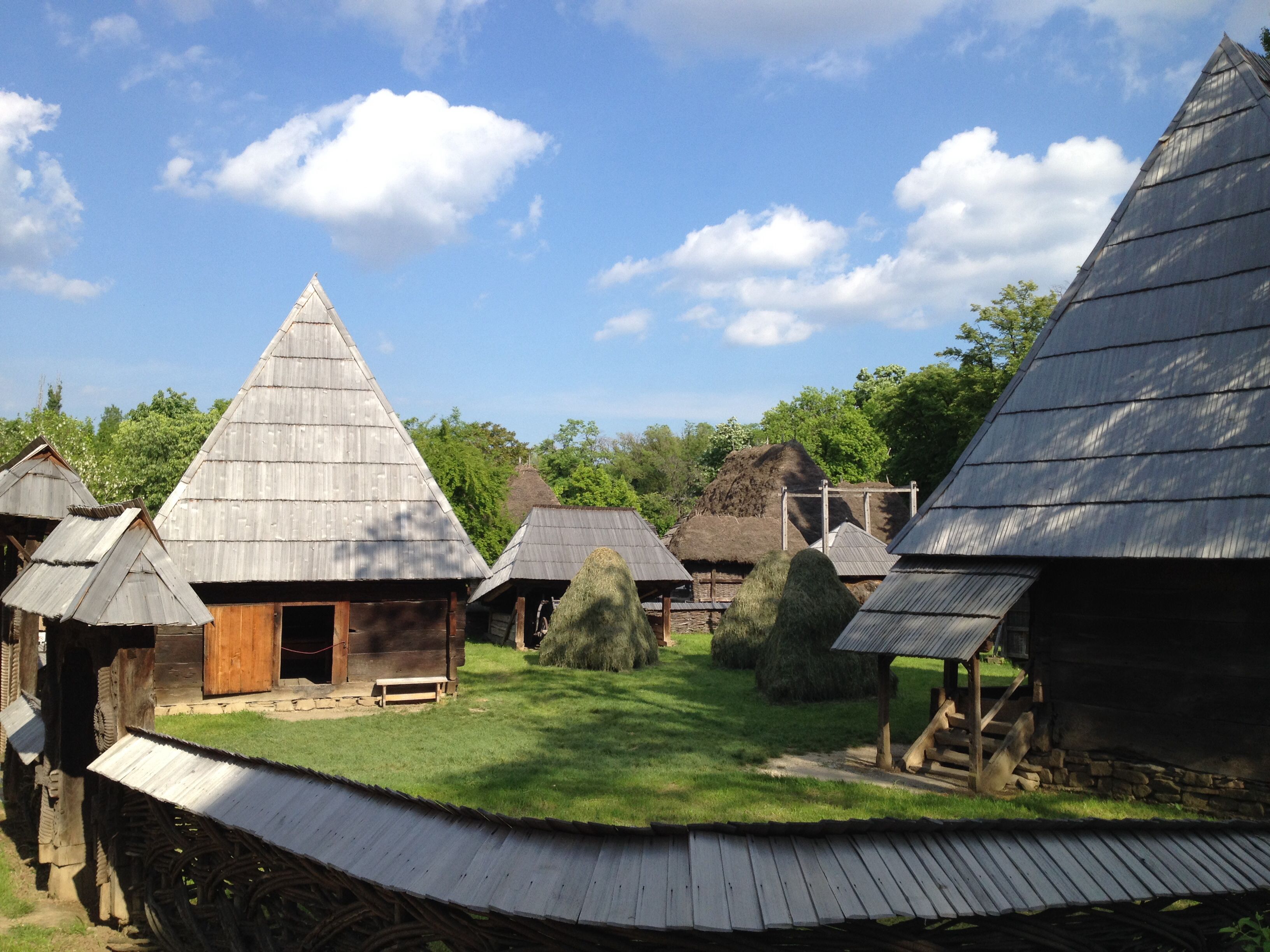 https://mdw-travel-data-us-east-1.s3.amazonaws.com/img/country/Romania/Muzeul-Satului-Oltenesc-Village-Museum/img_02.jpg