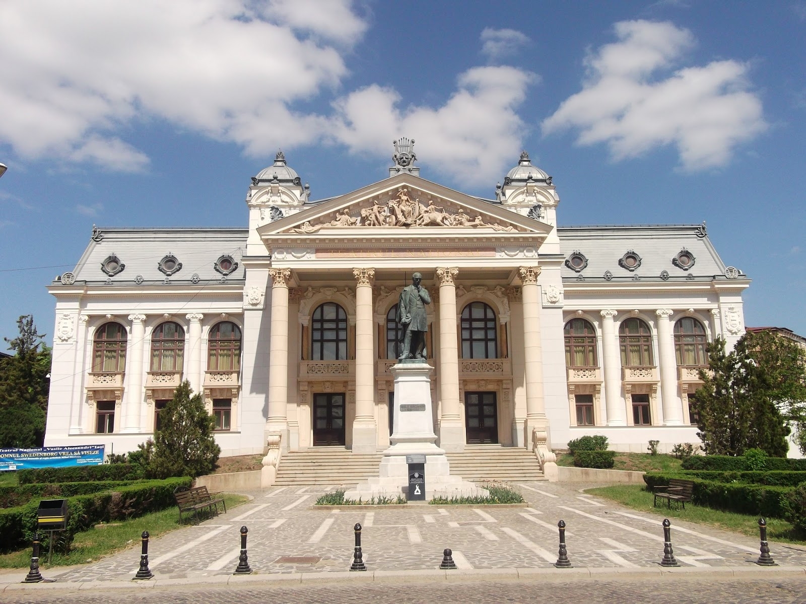 https://mdw-travel-data-us-east-1.s3.amazonaws.com/img/country/Romania/National-Theatre-Targu-Mures/img_00.jpg