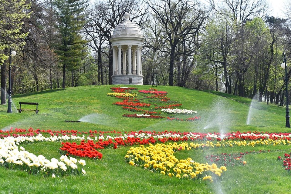 https://mdw-travel-data-us-east-1.s3.amazonaws.com/img/country/Romania/Nicolae-Romanescu-Park/img_01.jpg