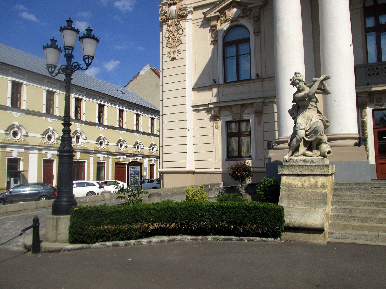 https://mdw-travel-data-us-east-1.s3.amazonaws.com/img/country/Romania/Oradea-State-Theatre/img_00.jpg