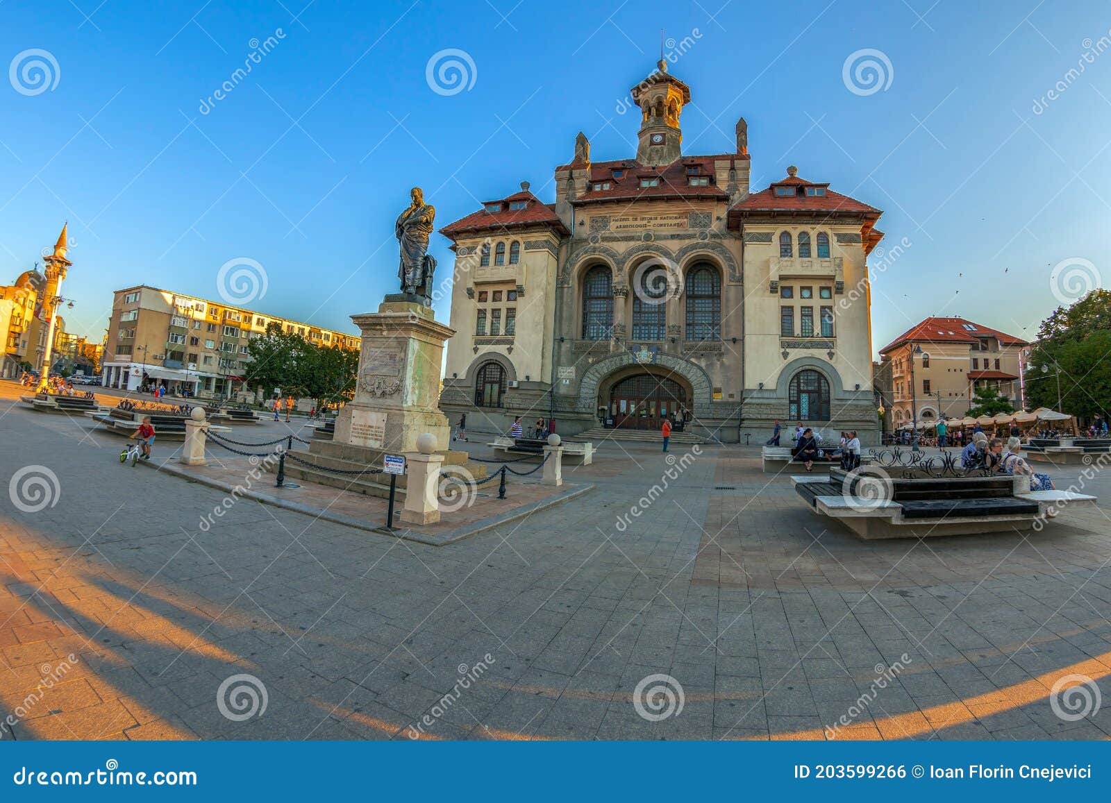https://mdw-travel-data-us-east-1.s3.amazonaws.com/img/country/Romania/Ovidius-Square/img_01.jpg