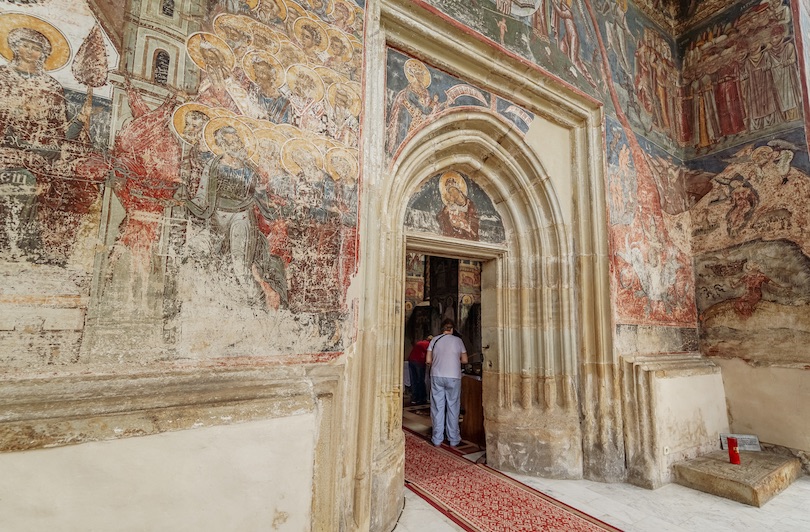 https://mdw-travel-data-us-east-1.s3.amazonaws.com/img/country/Romania/Painted-Monasteries/img_03.jpg