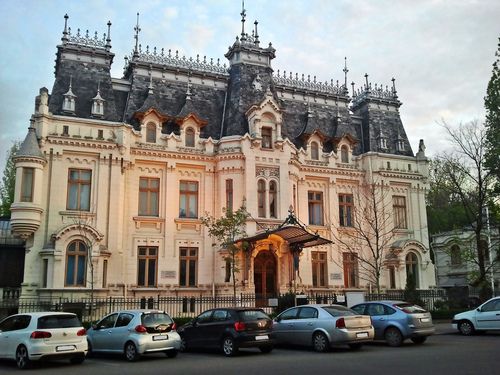 https://mdw-travel-data-us-east-1.s3.amazonaws.com/img/country/Romania/Palace-of-Culture-Craiova/img_02.jpg