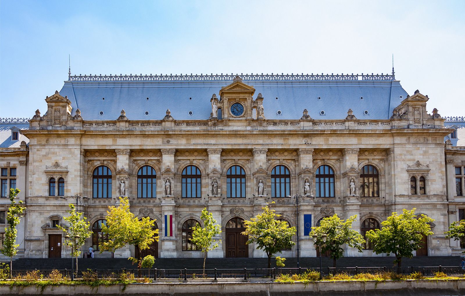 https://mdw-travel-data-us-east-1.s3.amazonaws.com/img/country/Romania/Palace-of-Justice/img_01.jpg
