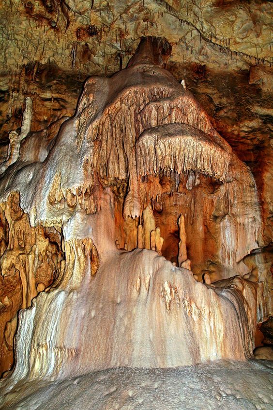 https://mdw-travel-data-us-east-1.s3.amazonaws.com/img/country/Romania/Paraul-Cald-Cave/img_00.jpg