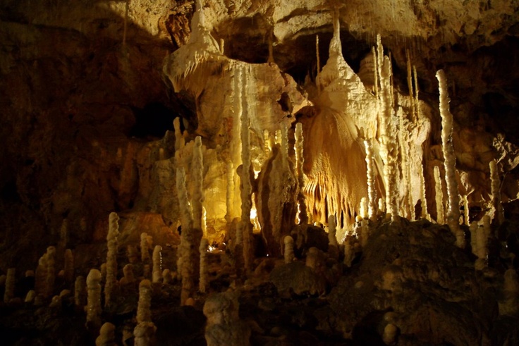 https://mdw-travel-data-us-east-1.s3.amazonaws.com/img/country/Romania/Paraul-Cald-Cave/img_02.jpg