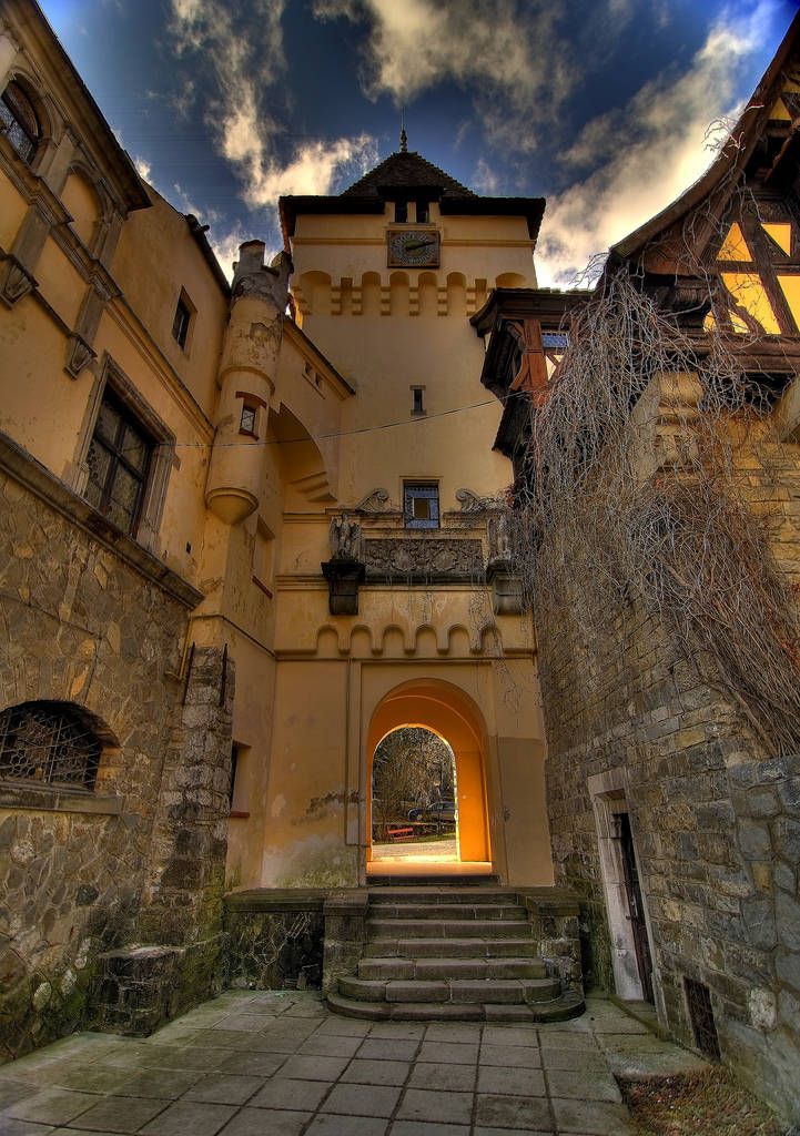 https://mdw-travel-data-us-east-1.s3.amazonaws.com/img/country/Romania/Peles-Castle/img_02.jpg