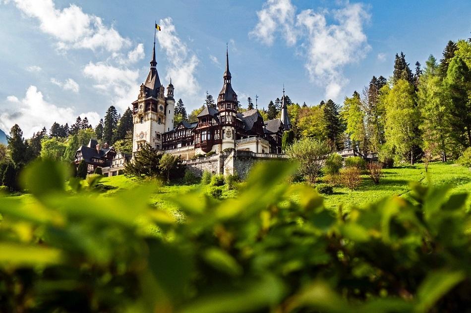 https://mdw-travel-data-us-east-1.s3.amazonaws.com/img/country/Romania/Peles-Castle/img_03.jpg