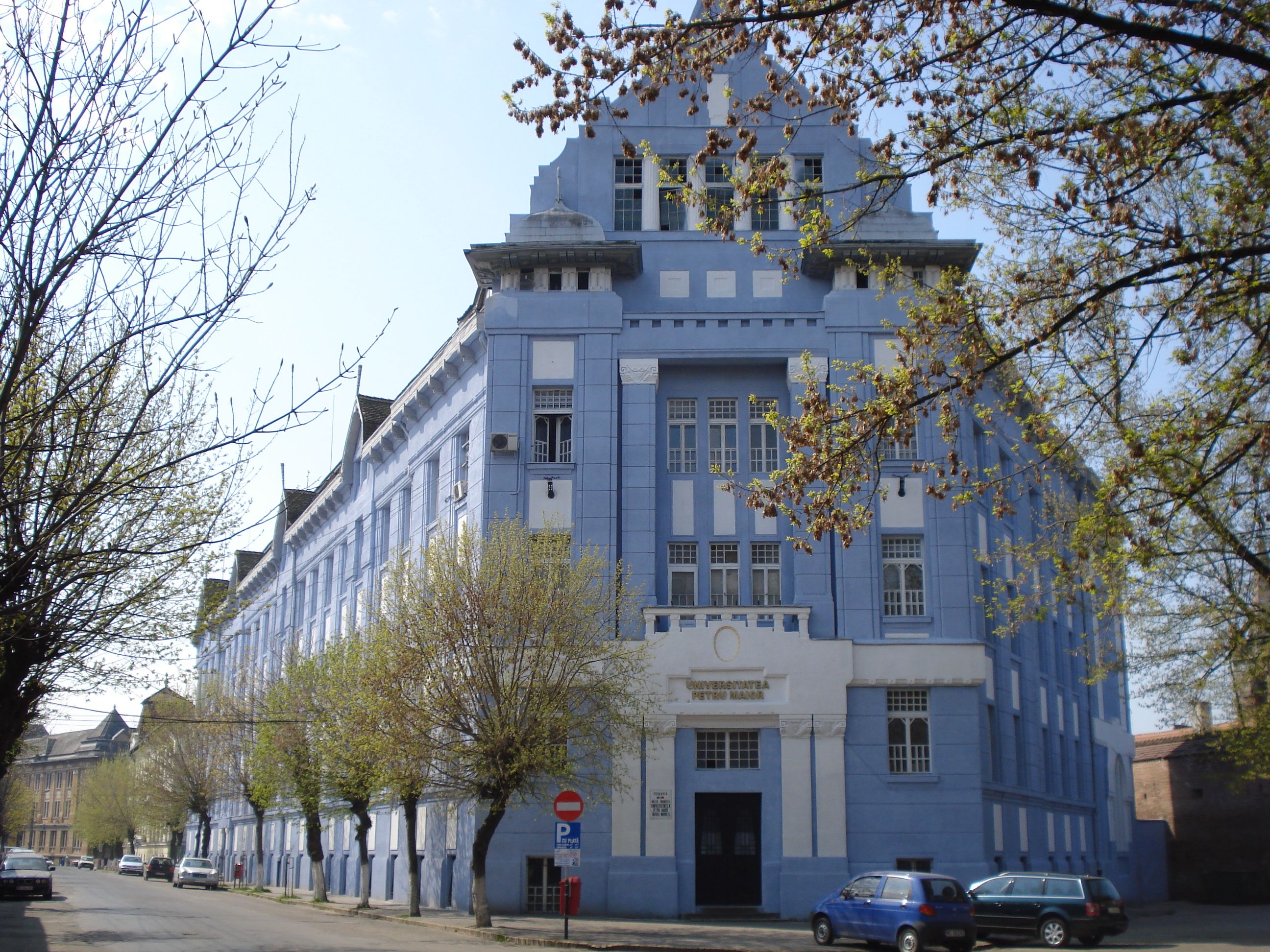 https://mdw-travel-data-us-east-1.s3.amazonaws.com/img/country/Romania/Petru-Maior-University/img_01.jpg