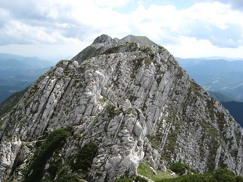 https://mdw-travel-data-us-east-1.s3.amazonaws.com/img/country/Romania/Piatra-Craiului-National-Park/img_02.jpg