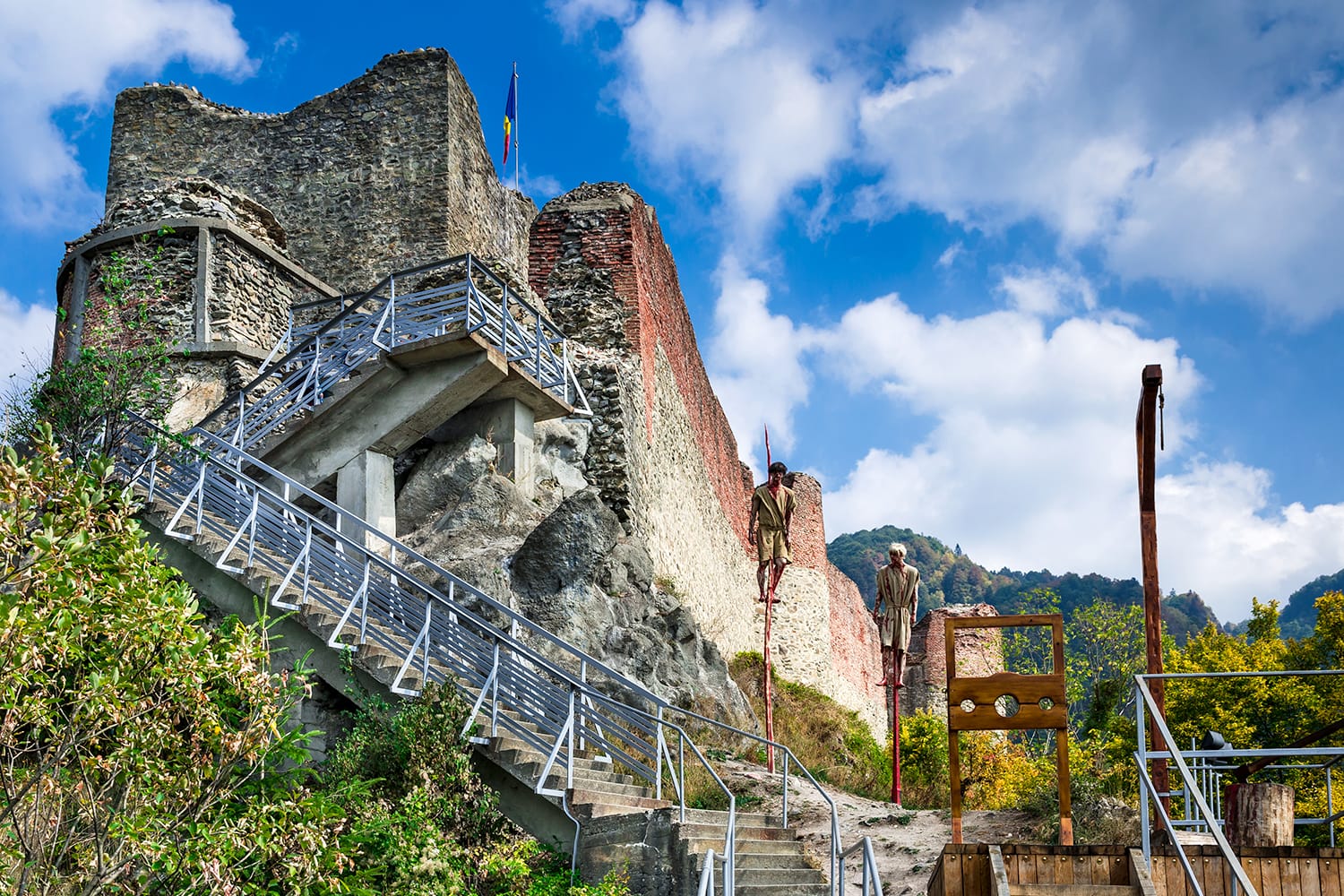 https://mdw-travel-data-us-east-1.s3.amazonaws.com/img/country/Romania/Poenari-Castle/img_03.jpg