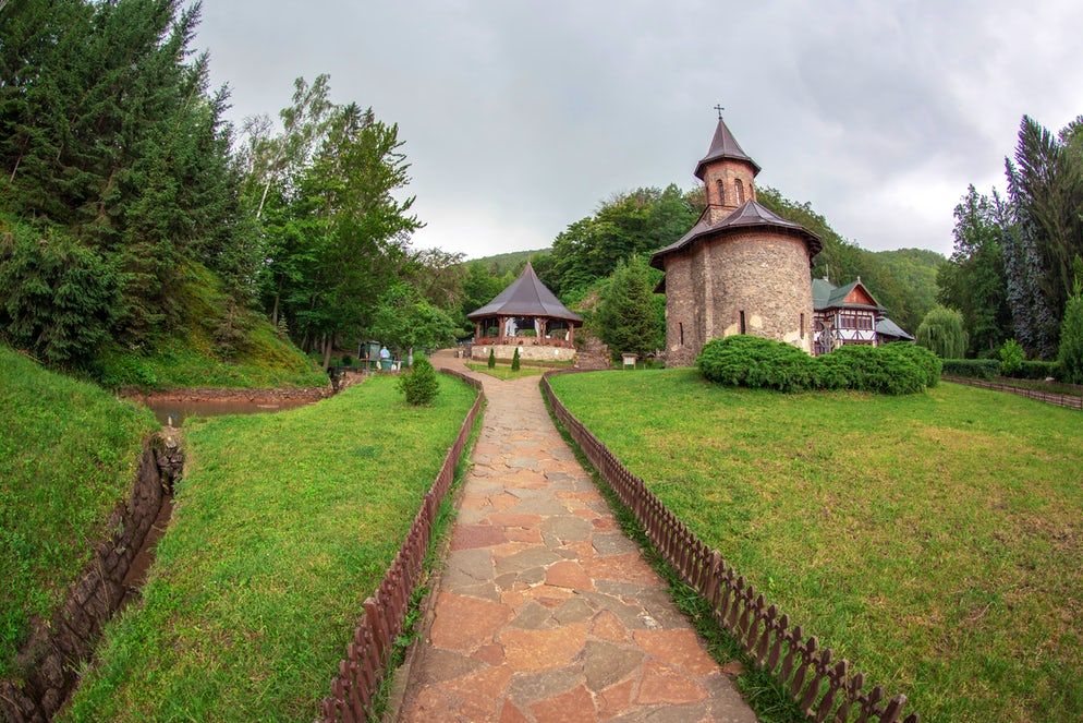 https://mdw-travel-data-us-east-1.s3.amazonaws.com/img/country/Romania/Prislop-Monastery/img_01.jpg