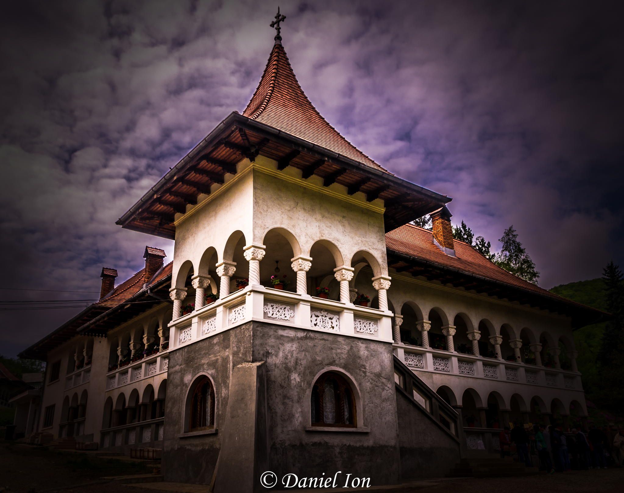 https://mdw-travel-data-us-east-1.s3.amazonaws.com/img/country/Romania/Prislop-Monastery/img_02.jpg
