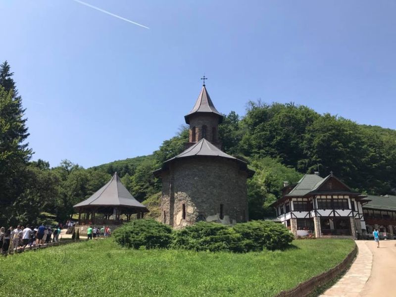 https://mdw-travel-data-us-east-1.s3.amazonaws.com/img/country/Romania/Prislop-Monastery/img_05.jpg