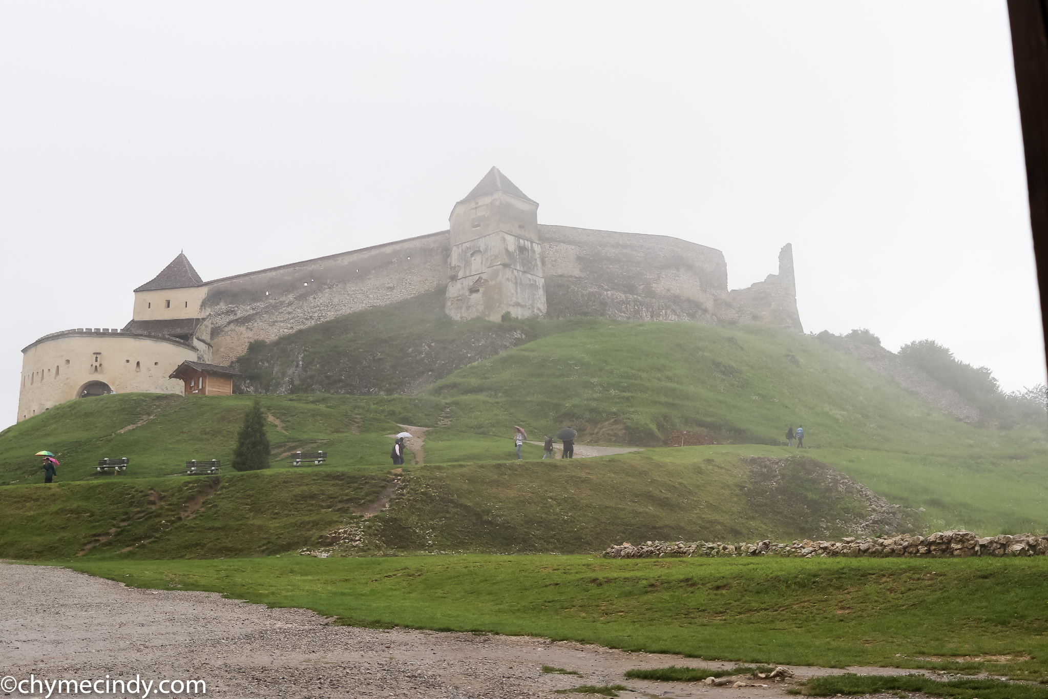 https://mdw-travel-data-us-east-1.s3.amazonaws.com/img/country/Romania/Rasnov-Citadel/img_00.jpg