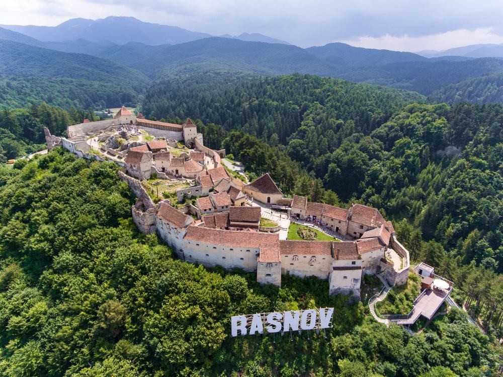 https://mdw-travel-data-us-east-1.s3.amazonaws.com/img/country/Romania/Rasnov-Citadel/img_03.jpg