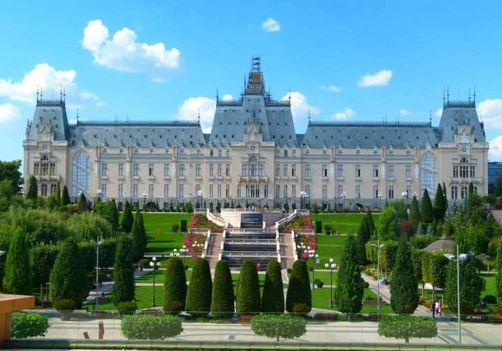 https://mdw-travel-data-us-east-1.s3.amazonaws.com/img/country/Romania/Roman-Catholic-Palace/img_01.jpg
