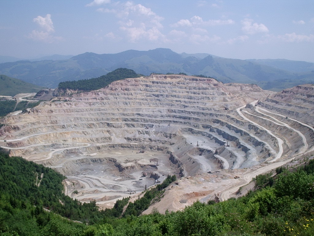 https://mdw-travel-data-us-east-1.s3.amazonaws.com/img/country/Romania/Rosia-Montana/img_01.jpg