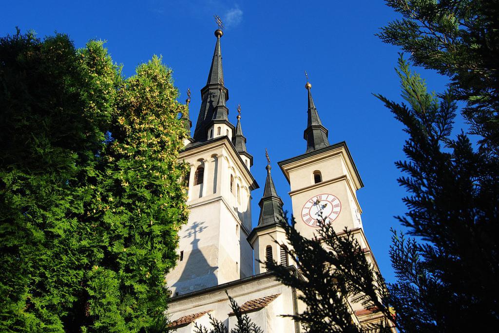 https://mdw-travel-data-us-east-1.s3.amazonaws.com/img/country/Romania/Saint-Nicholas-Church-Brasov-Synodal-Palace/img_02.jpg