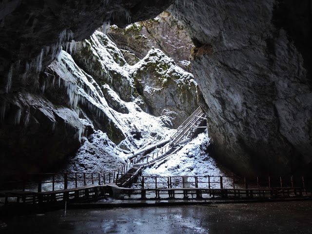 https://mdw-travel-data-us-east-1.s3.amazonaws.com/img/country/Romania/Scarisoara-Cave/img_01.jpg