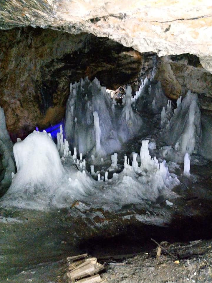 https://mdw-travel-data-us-east-1.s3.amazonaws.com/img/country/Romania/Scarisoara-Cave/img_05.jpg