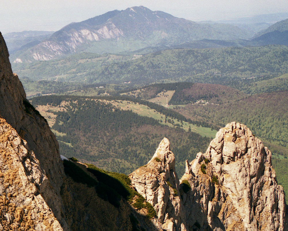 https://mdw-travel-data-us-east-1.s3.amazonaws.com/img/country/Romania/Semenic-Mountain/img_04.jpg