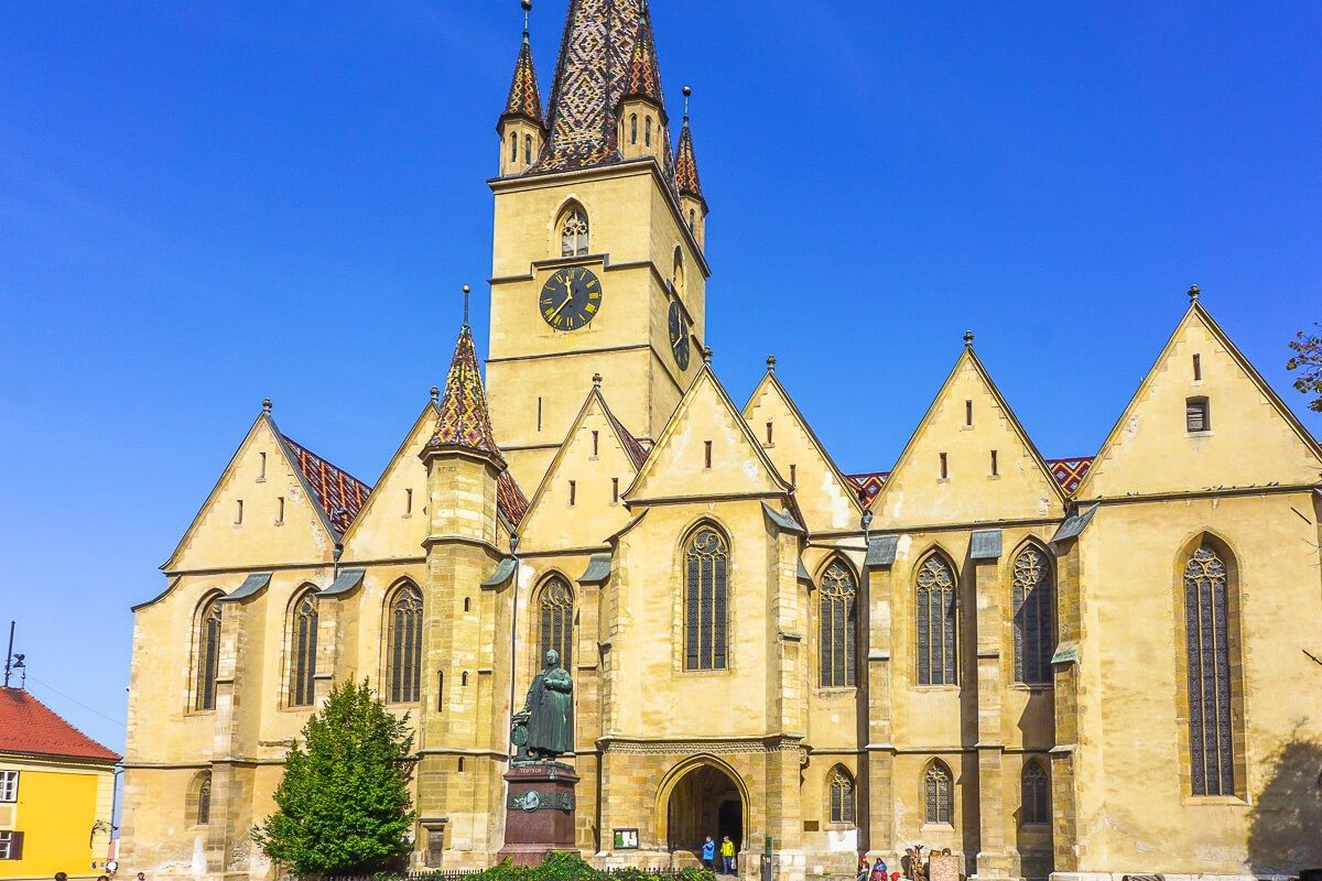 https://mdw-travel-data-us-east-1.s3.amazonaws.com/img/country/Romania/Sibiu-Lutheran-Cemetery/img_02.jpg