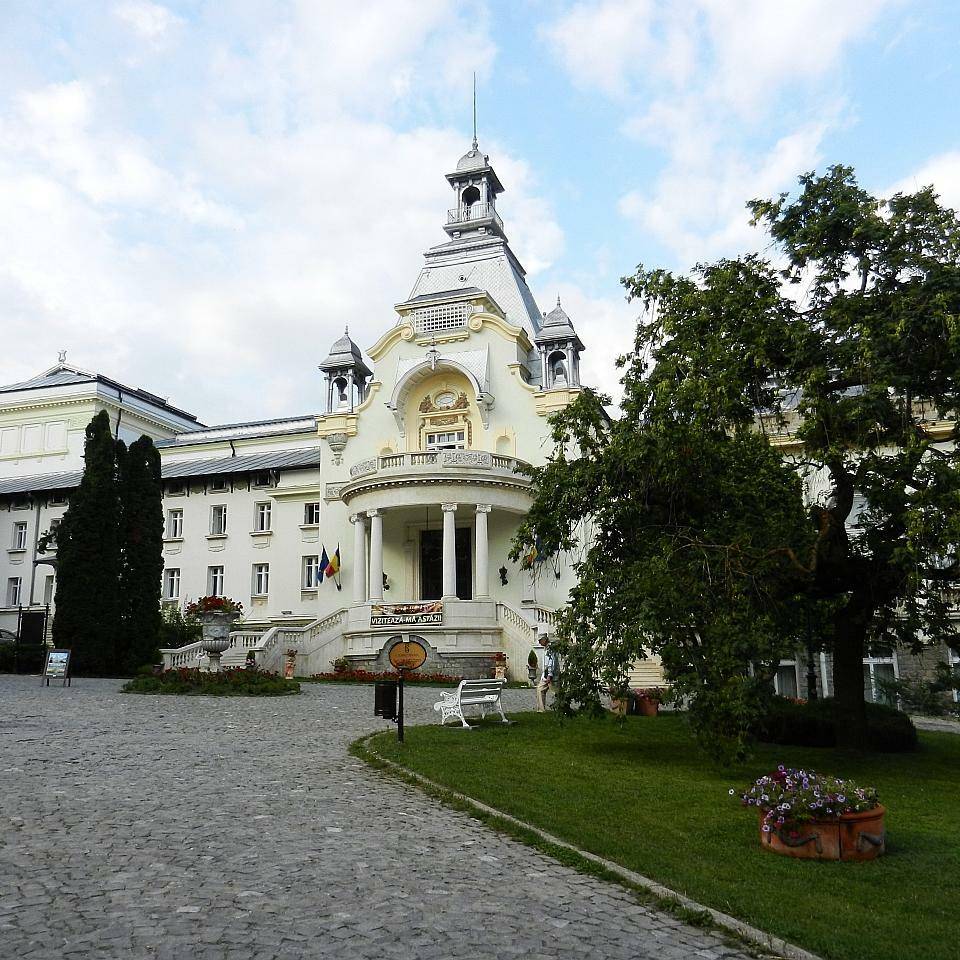 https://mdw-travel-data-us-east-1.s3.amazonaws.com/img/country/Romania/Sinaia-Casino-Park/img_03.jpg