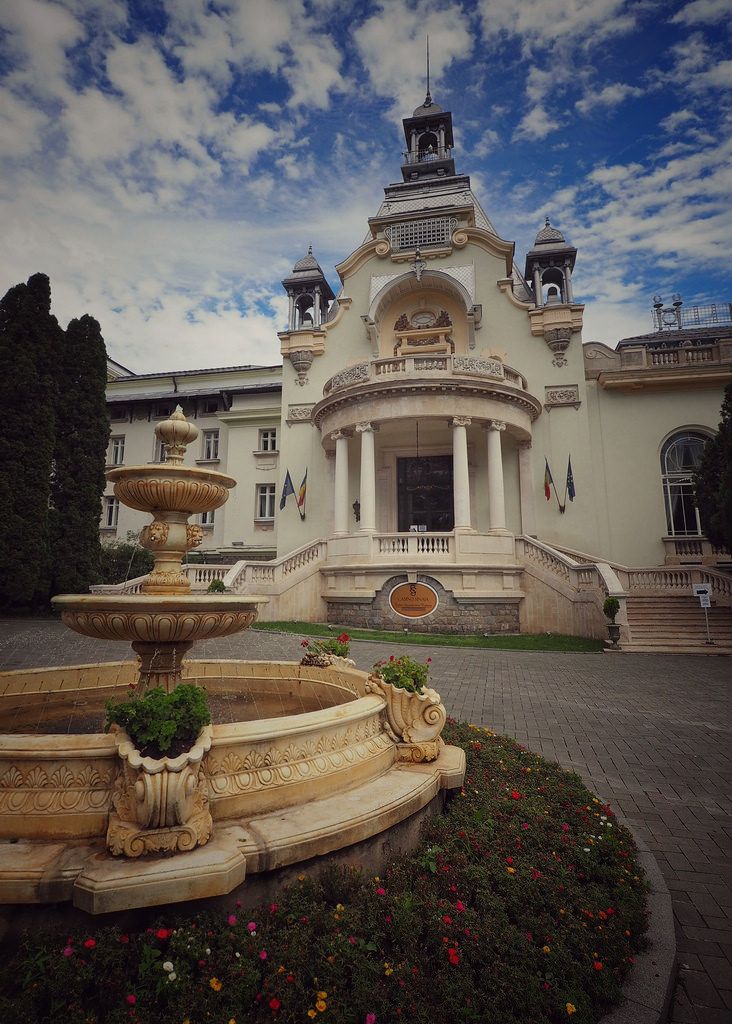 https://mdw-travel-data-us-east-1.s3.amazonaws.com/img/country/Romania/Sinaia-Casino/img_00.jpg