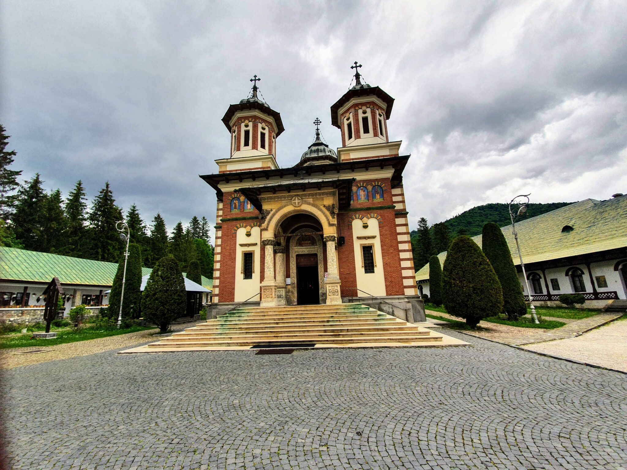 https://mdw-travel-data-us-east-1.s3.amazonaws.com/img/country/Romania/Sinaia-Monastery/img_02.jpg