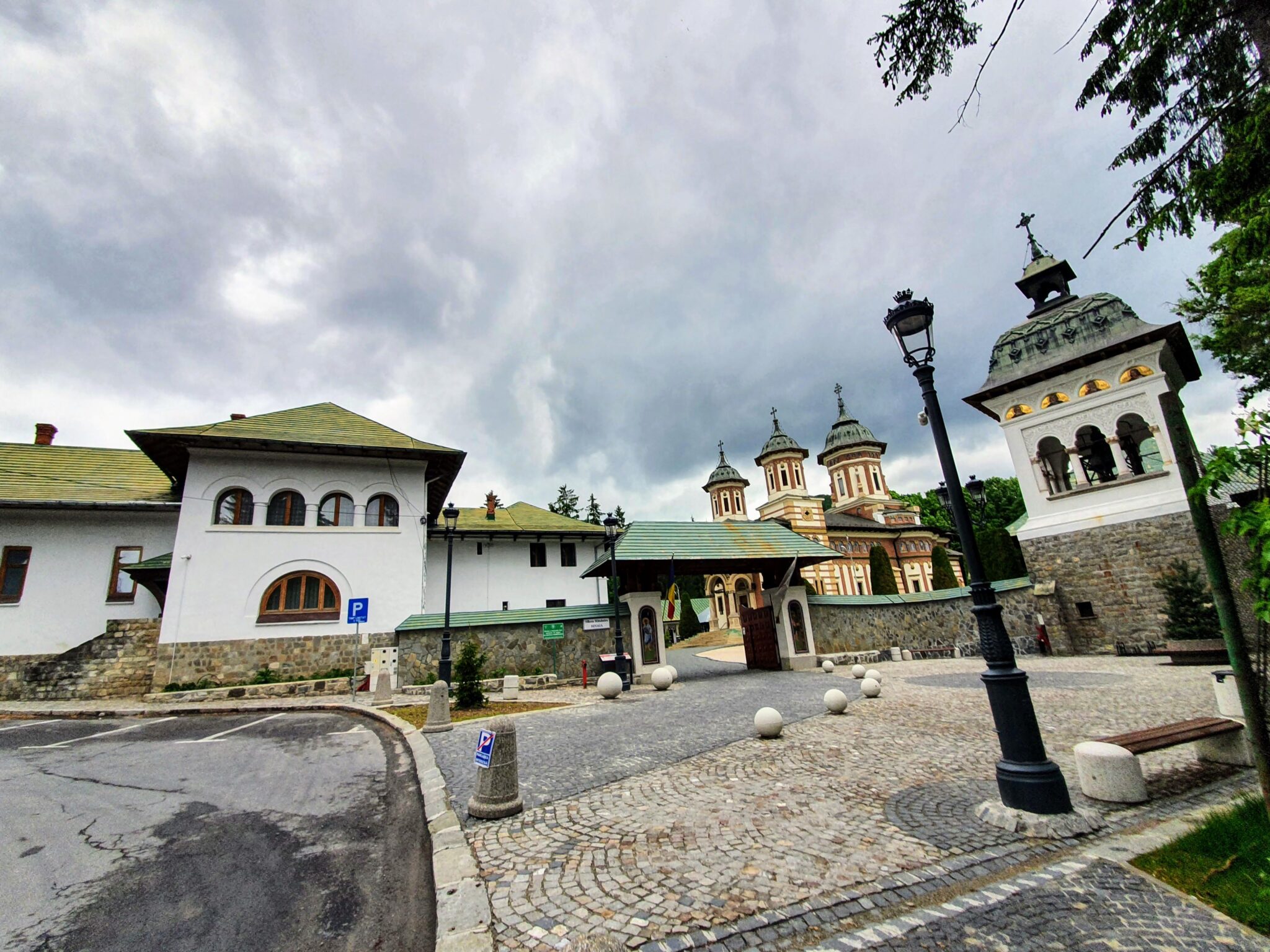 https://mdw-travel-data-us-east-1.s3.amazonaws.com/img/country/Romania/Sinaia-Monastery/img_03.jpg